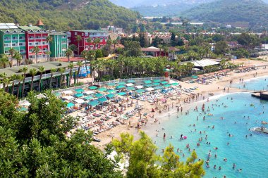 Kanaklı, Alanya, Türkiye - 24 Nisan 2019: Türkiye'de güneşli Alanya plajı. Dağdaki kaleden manzara. Akdeniz