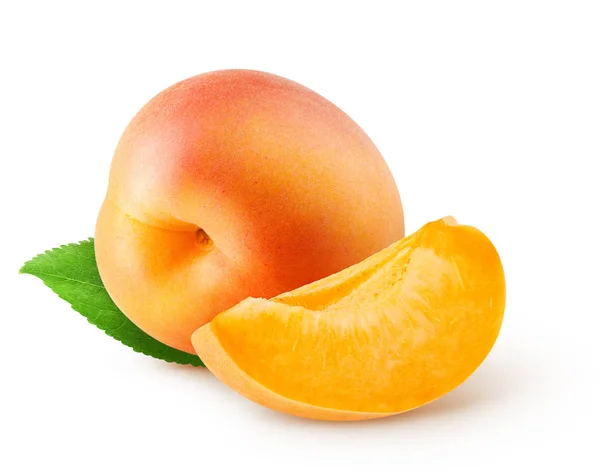 Isolerade aprikoser. Hel färsk aprikos frukt och pjäs med leaf isolerad på vit bakgrund med urklippsbana — Stockfoto