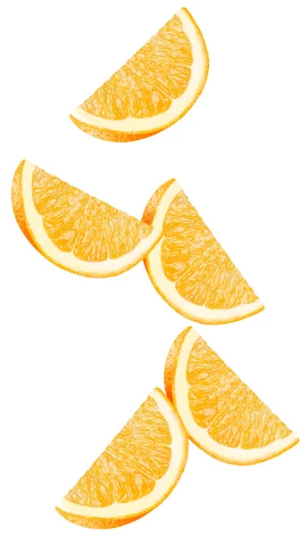 Απομονωμένη πετώντας πορτοκάλια. Πτώση κομμάτια πορτοκαλιού που απομονώνονται σε λευκό φόντο με διαδρομή αποκοπής — Φωτογραφία Αρχείου