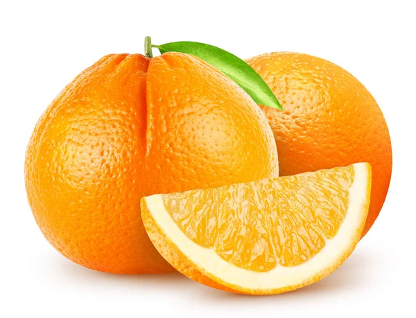 Naranjas aisladas. Dos frutas naranjas enteras y pieza con hoja aislada sobre fondo blanco con camino de recorte — Foto de Stock