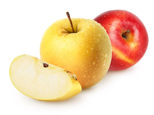 Изолированные влажные яблоки. Целые желтые (золотые) и красные яблочные фрукты с ломтиком изолированы на белом, с обрезкой пути — стоковое фото