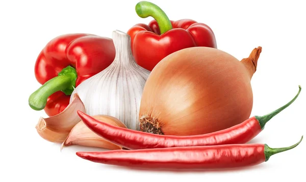 Verdure isolate. Due peperoni, una cipolla, aglio a spicchi, due peperoncini rossi isolati su fondo bianco, con percorso di ritaglio — Foto Stock