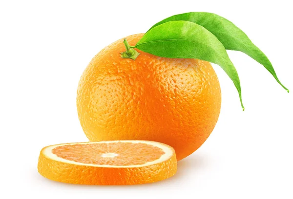 Vereinzelte Orangen. ganze Orange mit Blättern und Scheibe isoliert auf weißem Hintergrund mit Schneideweg — Stockfoto