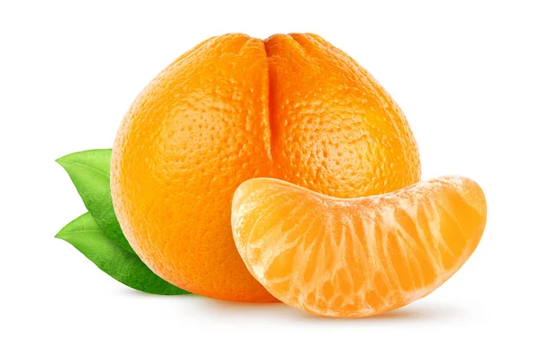 Geïsoleerde citrusvruchten. Hele tangerine (Mandarijn) met bladeren en segment geïsoleerd op een witte achtergrond met uitknippad — Stockfoto