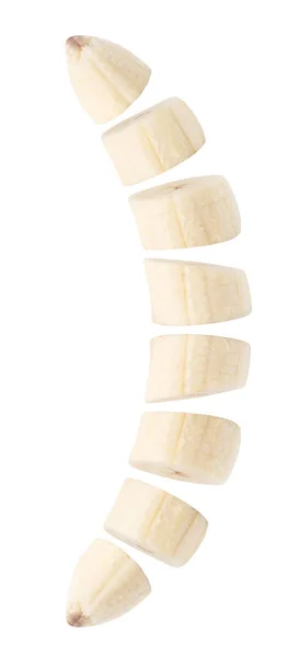 Isolierte geschälte Banane. in Scheiben geschnittene Banane isoliert auf weiß, mit Schneideweg — Stockfoto