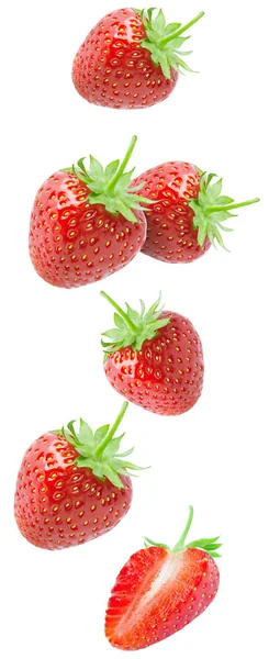 Izolované jahody. Padající jahodové plody izolovaných na bílém pozadí s ořezovou cestou — Stock fotografie