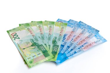 beyaz bir arka plan, üstten görünüm 200 ve 2000 ruble yakın çekim, banknottan yeni Rus banknotlar