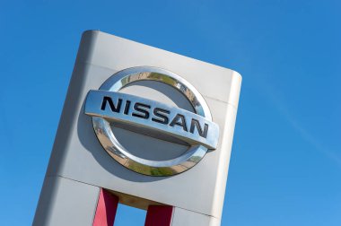 Vologda, Rusya - 29 Mayıs 2018: Nissan logosu mavi berrak gökyüzü arka plan üzerinde