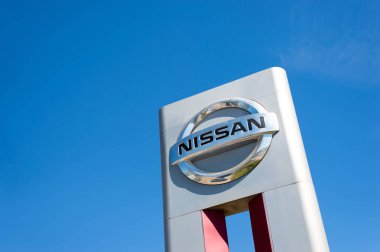 Vologda, Rusya Federasyonu - 29 Mayıs 2018: Nissan şirket tablo gökyüzüne karşı izolasyon yaptı