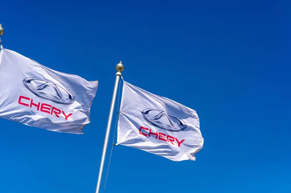 Vologda, RUSIA - 29 DE MAYO DE 2018: Bandera oficial del concesionario Chery sobre el fondo azul del cielo. Chery automóvil — Foto de Stock