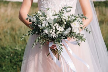 Gelin elinde beyaz bir düğün buketi tutan, yakın çekim