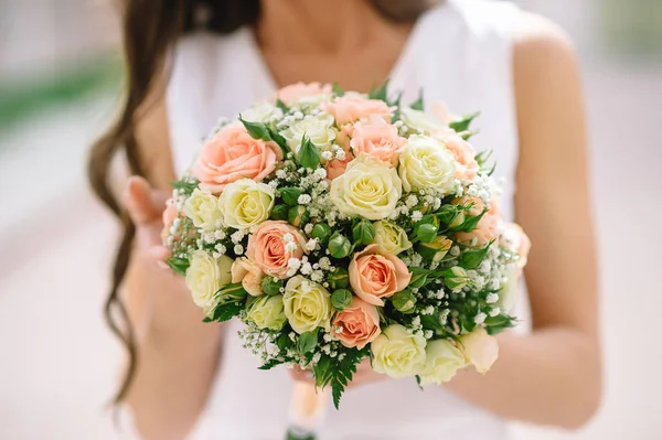 Ślub Bukiet Brzoskwiniami Róż Rękach Panny Młodej Zbliżenie — Zdjęcie stockowe