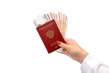 Rus pasaportu ve ruble bir kadın elinde. İzolasyon.