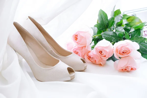 Witte Vrouwen Bruid Schoenen Een Boeket Van Roze Rozen Liggen — Stockfoto