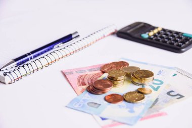 Beyaz bir arka plan üzerinde tasarruf hesaplama kavramı.