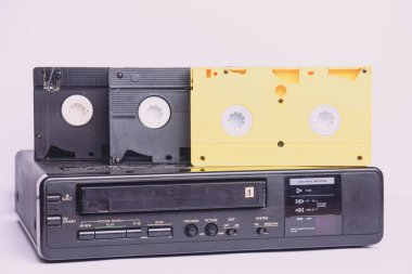 eski vhs oyuncu hasarlı kartuş teypten sarılmış