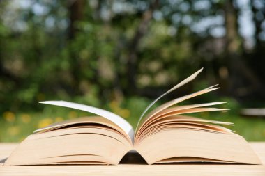 Ahşap bir masa üzerinde rezervasyon yaptırın. Rüzgar tarafından taşındı kartları.