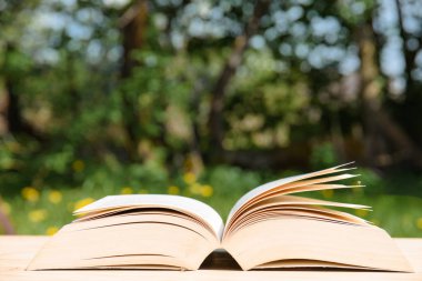 Ahşap bir masa üzerinde rezervasyon yaptırın. Rüzgar tarafından taşındı kartları.