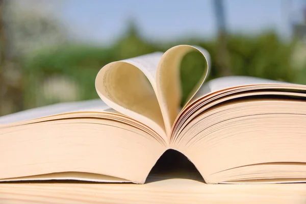 Buch Auf Einem Holztisch Karten Die Vom Wind Bewegt Werden — Stockfoto