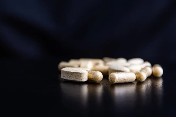 Tablety Volně Roztroušených Vše Černém Pozadí — Stock fotografie