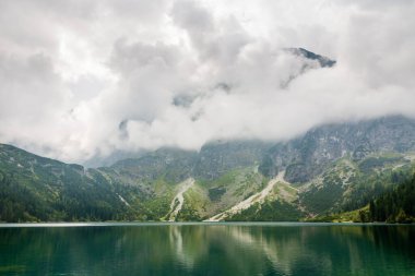 Dağlar göl. Morskie Oko (deniz göz) gölüdür en popüler yeri içinde yüksek Tatra Dağları, Polonya.
