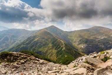 Giewont 'den başka bir tepeye giden dağ yolu. Güzel dağlar