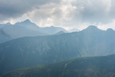 Dağlardaki bulutlardan çıkan sihirli ışık. Polonya tası