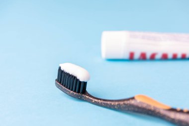 Mavi arka planda diş macunu ve fırça. Metin / Kopyalama alanı