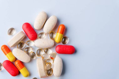 Renkli kapsüller ve tabletler. Beyaz arka planda izole edilmiş. Polis.