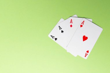 Yeşil arka planda dört as. Kumar riski kavramı