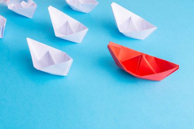 Lider olarak kırmızı bir gemi. White takip ediyor. Mavi arkaplan