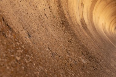 Gün batımında ham beton alan ortam aydınlatması gibi.