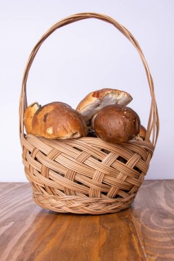 Sepetteki birçok cep beyaz arkaplanda izole.