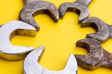 Sarı arka planda eski anahtarlar. Yukarıdan. Uzayı kopyala Fra.