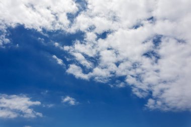 Mavi gökyüzü karşı beyaz tüy gibi bulutlar