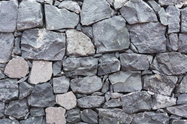 Farklı şekil ve büyüklükte taş duvarın içine inşa edilir