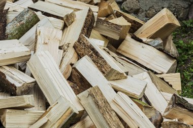 Bıçaklamak ahşap, birbirlerine büyük bir yığın içinde terk etti.