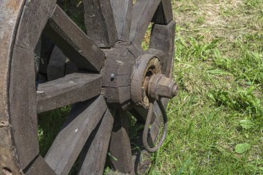 Kırsal bir sepeti metal bir RIM ile eski bir ahşap tekerlek sabitleme, yakın - kadar