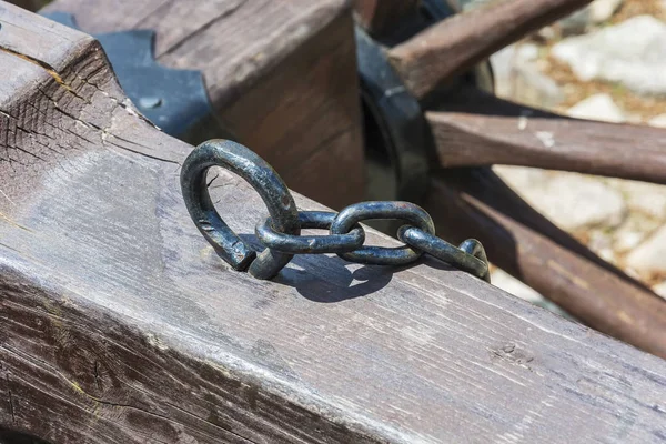 Een Metalen Haak Met Een Metalen Ketting Gehamerd Een Houten — Stockfoto