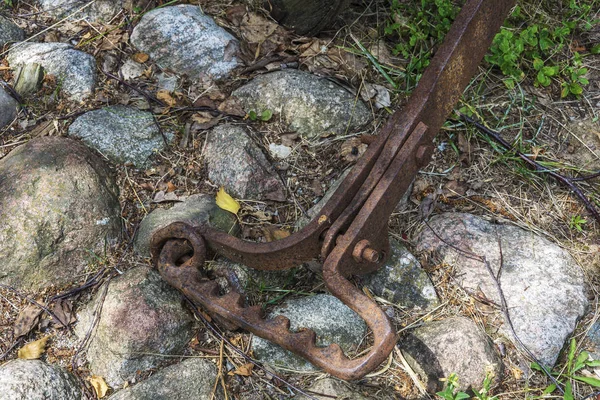 Taşlar üzerinde tarım pulluk yalan dan eski paslı metal mount