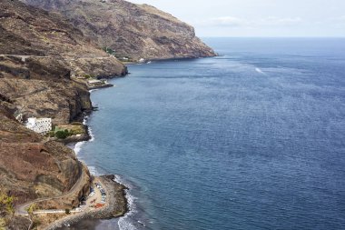 Dağ ve deniz manzara. Bir kayalık sahil sahil şeridine, yüksekliği görünümünden peyzaj.