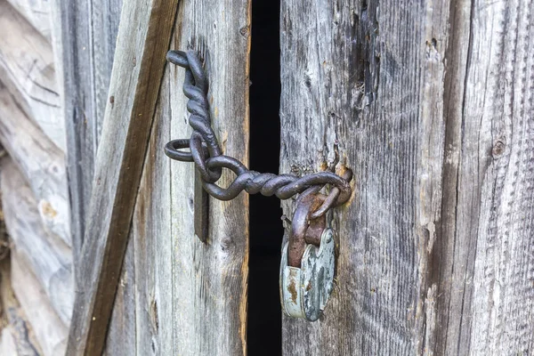 Eski asma kilit üzerinde kapalı ahşap kapı yakın çekim, yan vie