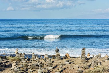 Deniz manzarası. Piramit taş güneşli bir okyanus kıyısında