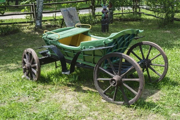 Uma Velha Carruagem Para Viagens Arnês Com Cavalo Fica Grama — Fotografia de Stock