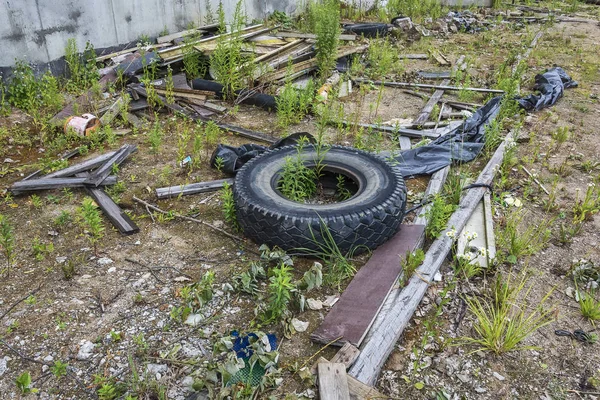 Medio Ambiente Neumático Del Coche Los Escombros Tirados Suelo — Foto de Stock