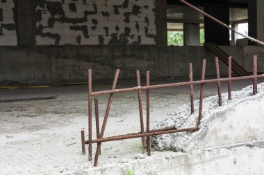 Takviye paslı barlar dışarı bitmemiş binayı sopa duvardan