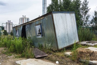 Ekoloji ve çevre. Kırık ve terk edilmiş inşaat booth çim ile büyümüş