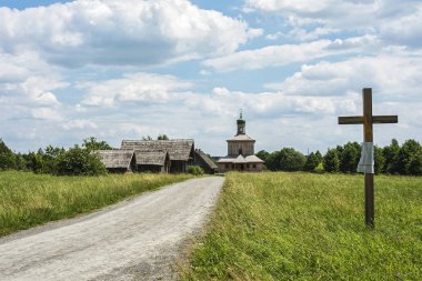 Yaz manzara. Köye bir toprak yol açar. Ufukta bir ahşap Churc olduğunu