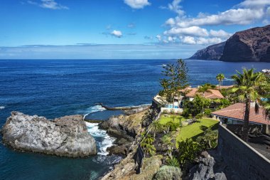 Deniz manzarası. Kıyı şeridi ve kayalıklarla Los Gigantes (İspanya, o.Tenerife)
