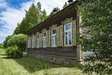 Kırsal mimari. Windows ve ahşap oyma kepenkleri ile köy kulübe